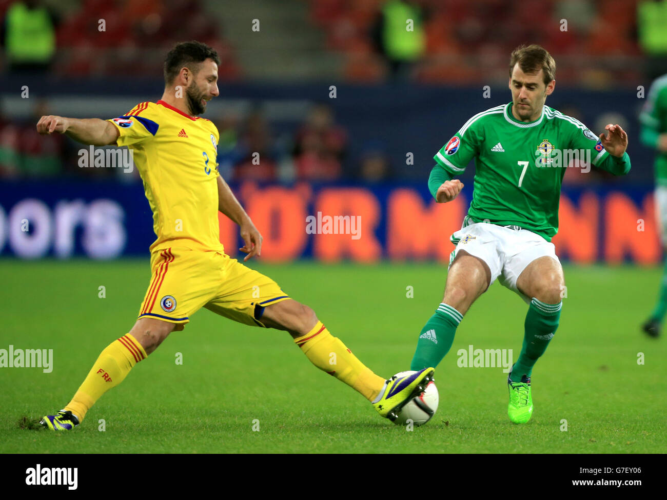 Der Rumäne Mihai Pintilii (links) und der nordirische Niall McGinn kämpfen während der UEFA Euro 2016 Qualifikation in der Arena Nationala, Bukarest, um den Ball. Stockfoto