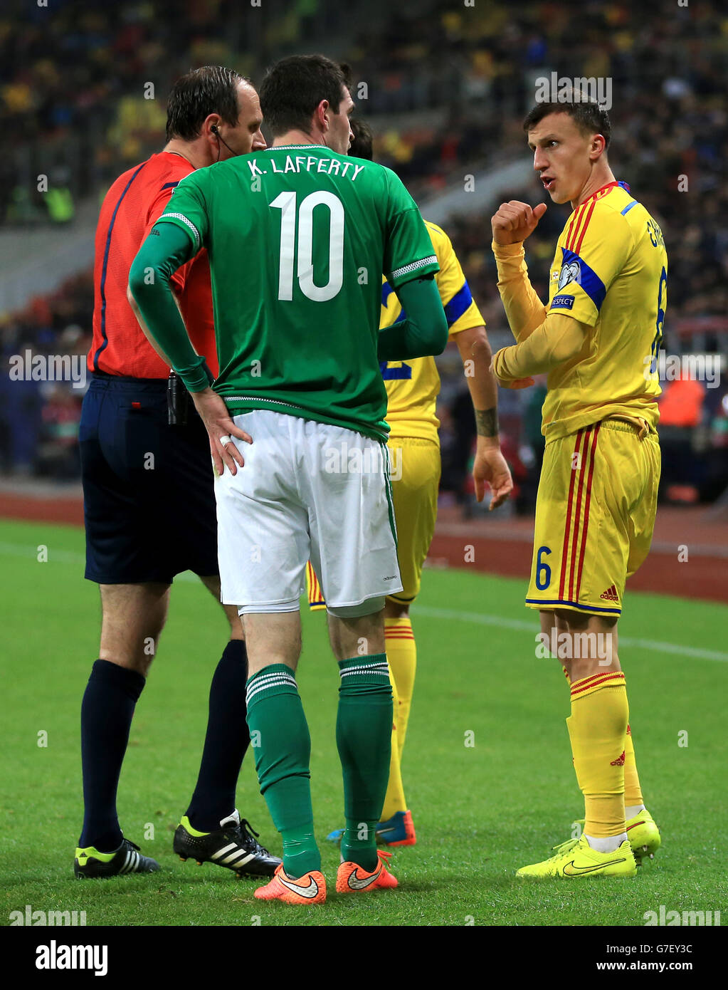 Kyle Lafferty (links) aus Nordirland argumentiert mit Vlad Chiriches aus Rumänien während der UEFA-EM 2016-Qualifikation in der Arena Nationala, Bukarest. Stockfoto