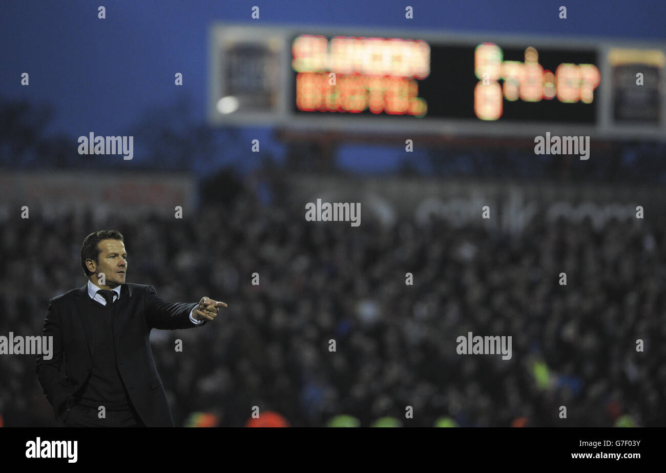 Der Manager von Swindon Town, Mark Cooper, wird während des angefeuert Spiel gegen die zehn Männer von Bristol City Stockfoto