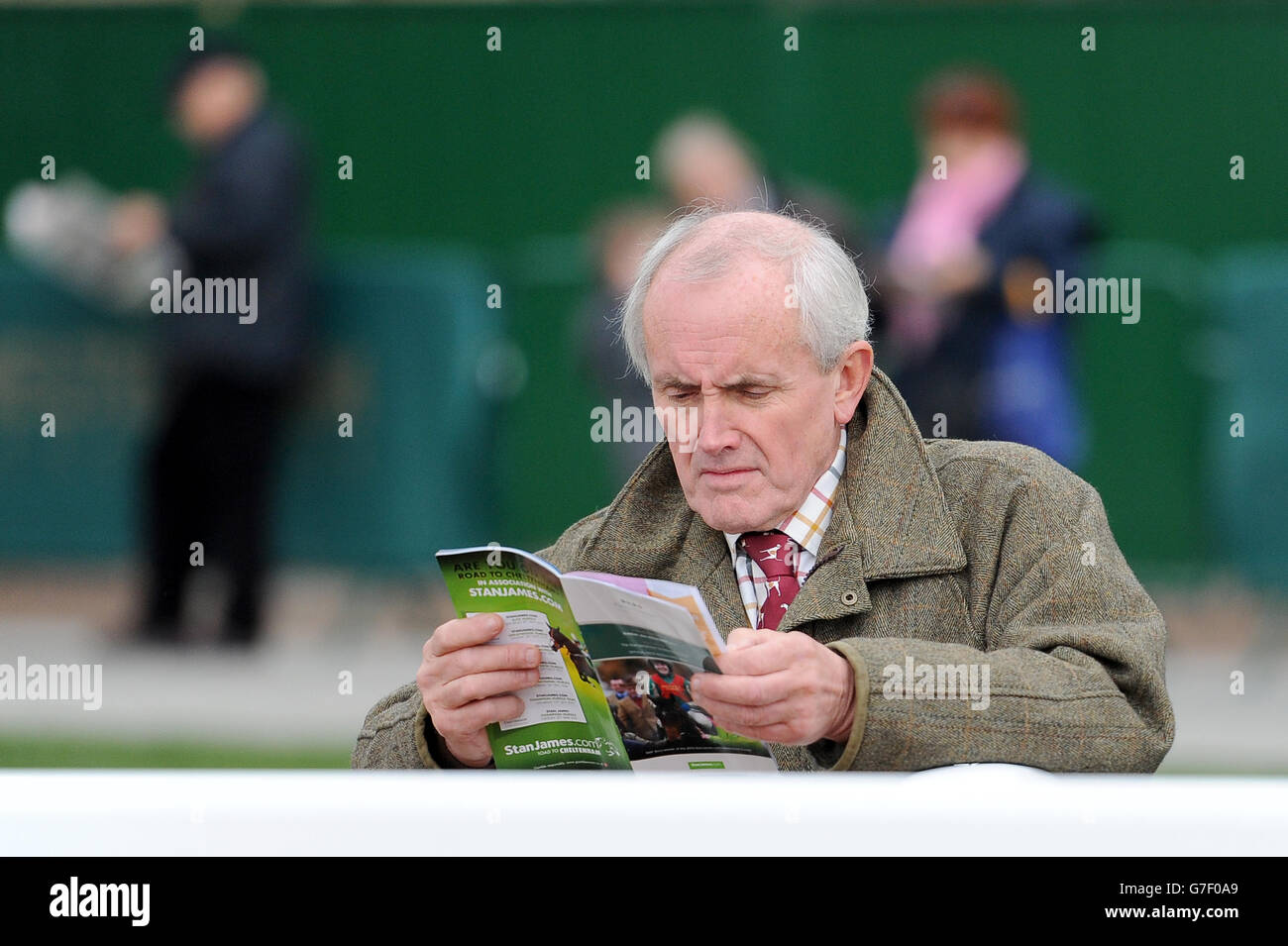 Pferderennen - The Open - Tag Drei - Cheltenham Rennbahn. Ein Rennfahrer prüft das Formular Stockfoto