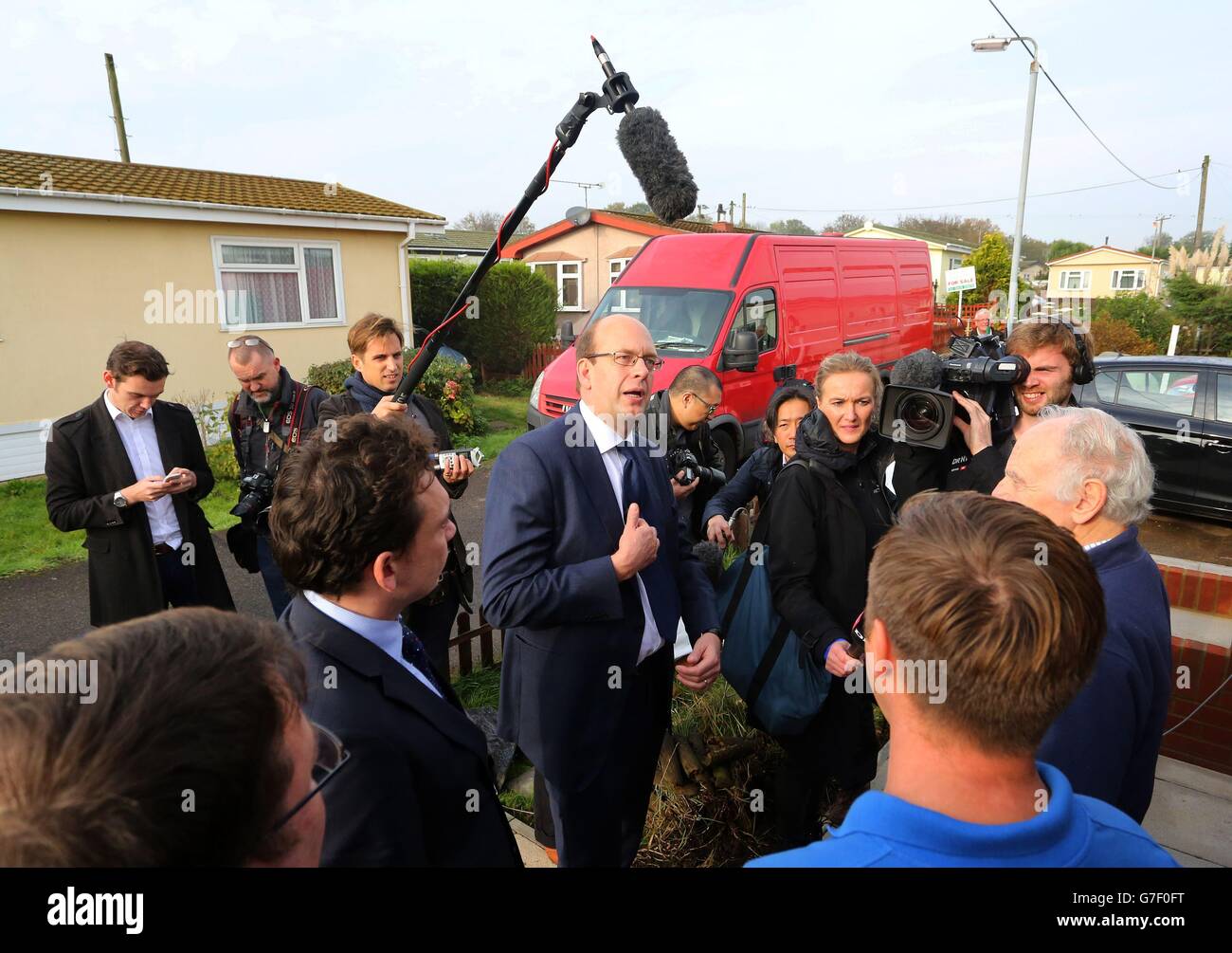 Mark Reckless, UKIP-Kandidat für Rochester und Strood, ist von den Medien umgeben, als er Hoo Riverside bei Rochester am letzten Tag der Kampagne vor der Nachwahl der morgigen Wahlkampfreihe besucht. Stockfoto