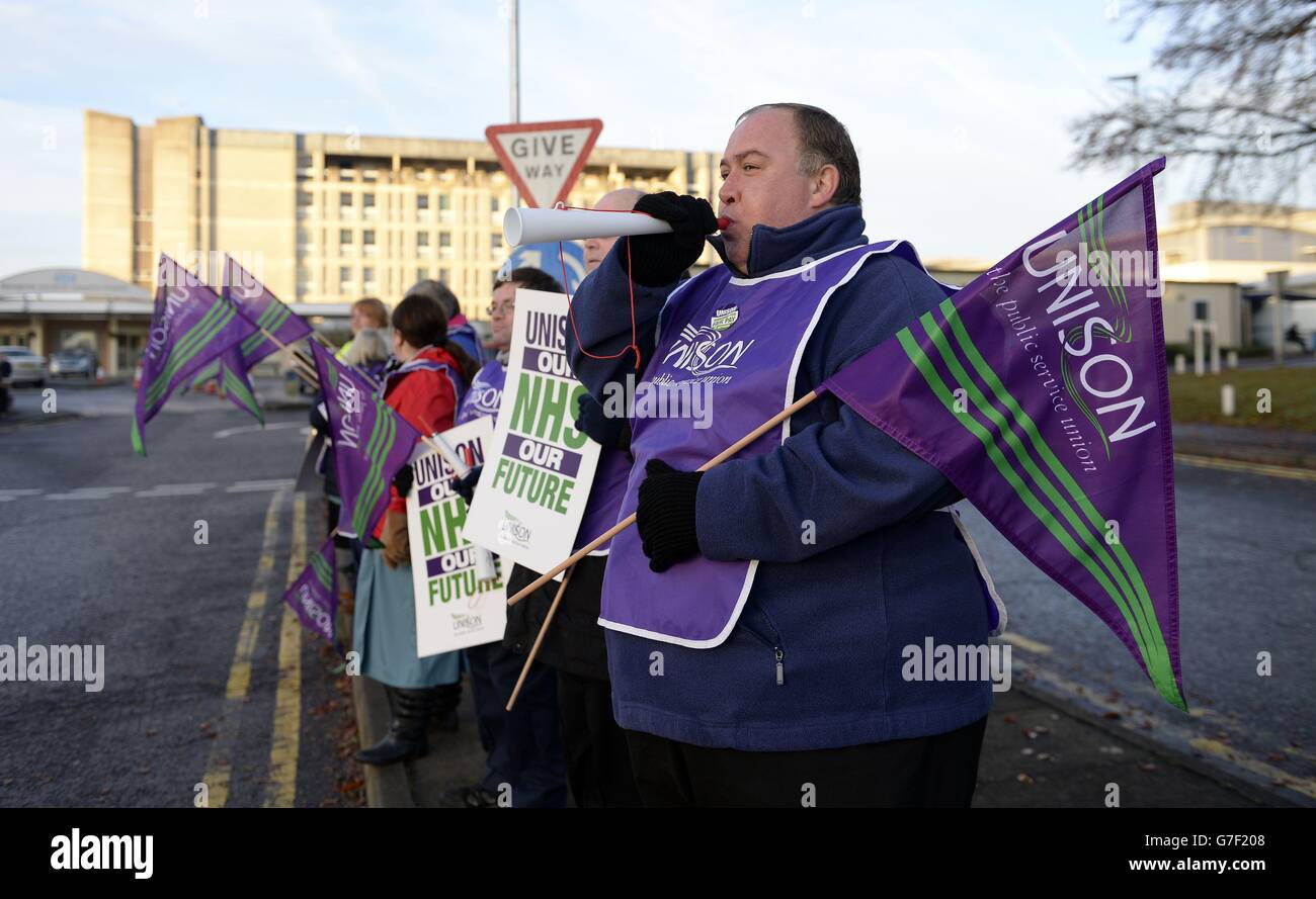 Die Beschäftigten des Gesundheitswesens der NHS schließen sich der offiziellen Streiklinie außerhalb des Basingstoke and North Hampshire Hospital in Basingstoke an, um gegen die umstrittene Entscheidung der Koalition zu protestieren, eine empfohlene Lohnerhöhung von 1 % für alle Beschäftigten des Gesundheitswesens nicht zu akzeptieren. Stockfoto