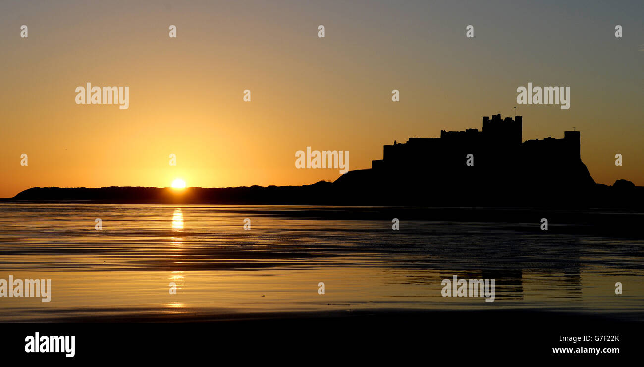 Herbstwetter 24. November 2014. Sonnenaufgang im Bamburgh Castle in Northumberland. Stockfoto