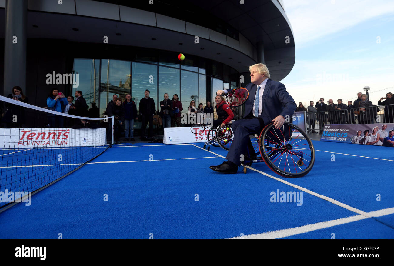 Der Bürgermeister von London Boris Johnson schließt sich einigen der weltbesten Rollstuhltennisspieler vor der City Hall in London an, als sie ihre Fähigkeiten vor dem bevorstehenden NEC Wheelchair Tennis Masters in London unter Beweis stellen. Stockfoto