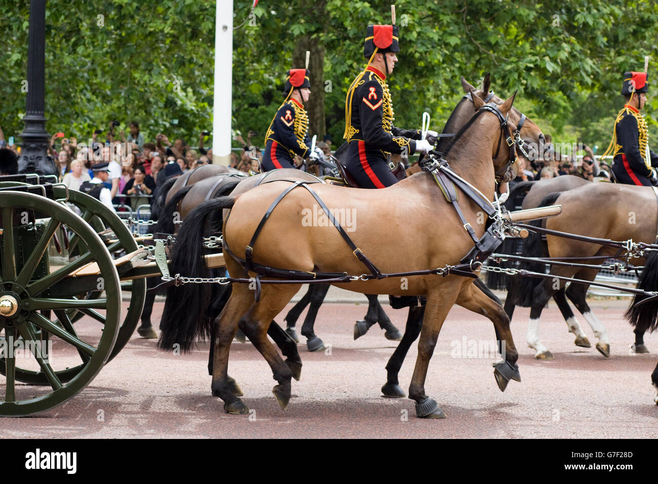 Die Regimenter der Royal Horse Artillery auf der Mall für die Königinnen 90. Geburtstagsfeiern, die Könige Truppen Stockfoto