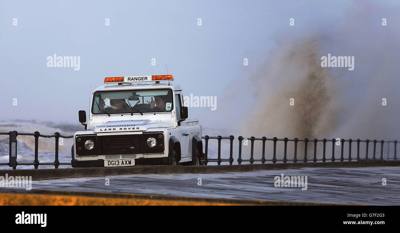 Ein Ranger Fahrzeug an der Küste bei Crosby in Merseyside, als die Überreste des Hurrikans Gonzalo in Großbritannien blies, was Rush-Hour Reise Elend für Straßen-, Bahn-und Flugreisende. Stockfoto