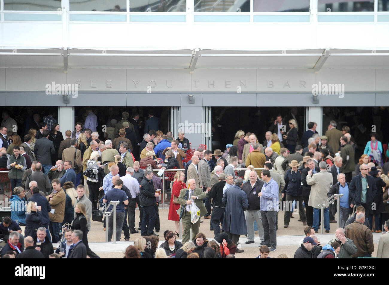 Ein allgemeiner Blick auf die neu eröffnete sehen Sie dann Bar während des zweiten Tages des 2014 Showcase Treffen in Cheltenham Racecourse, Cheltenham. Stockfoto