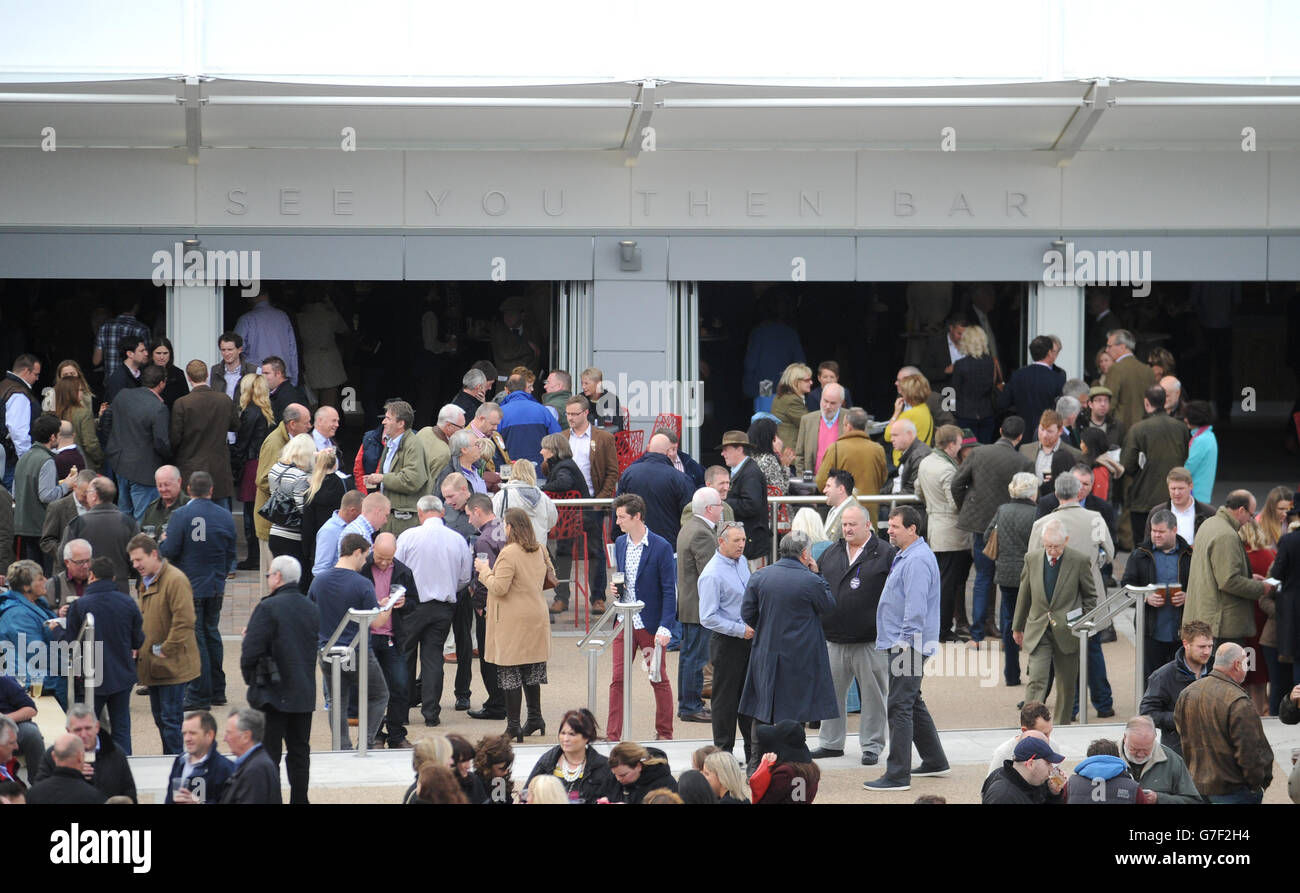 Ein allgemeiner Blick auf die neu eröffnete sehen Sie dann Bar während des zweiten Tages des 2014 Showcase Treffen in Cheltenham Racecourse, Cheltenham. Stockfoto