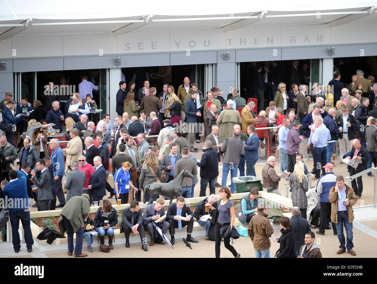 Ein allgemeiner Blick auf die neu eröffnete sehen Sie dann Bar während des zweiten Tages des 2014 Showcase Treffen in Cheltenham Racecourse, Cheltenham. Stockfoto