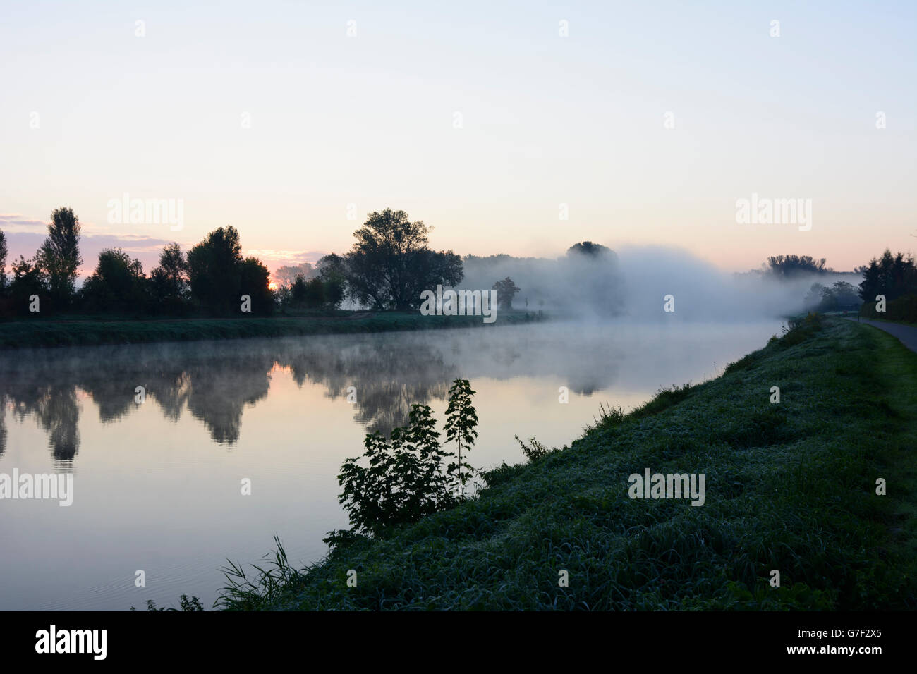 Sonnenaufgang und Morgen Nebel über dem Fluss Labe (Elbe), Brandýs nad Labem Stará Boleslav (Brandeis A.d. Elbe-Altbunzlauer), Tschechische Republik Stockfoto