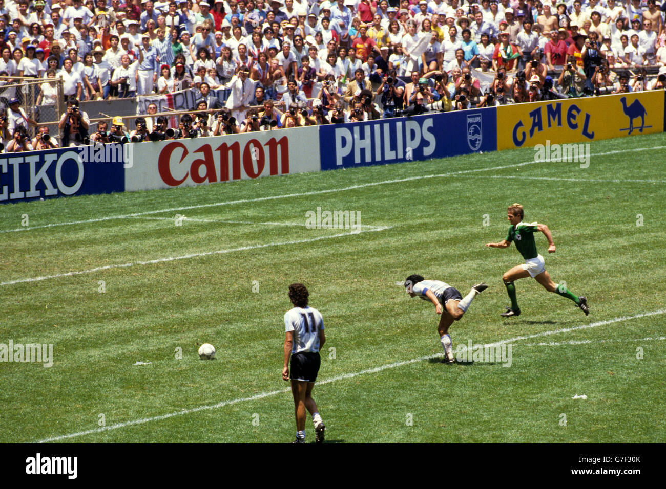 Fußball - FIFA Fußball-Weltmeisterschaft 1986 - Finale - Argentinien gegen Westdeutschland - Azteca-Stadion, Mexiko. Reihenaufnahme des Argentiniens Diego Maradona, der vom westdeutschen Ditmar Jakobs (nicht im Bild) beschossen wurde, als er sich auf das Tor einsetzte. Stockfoto
