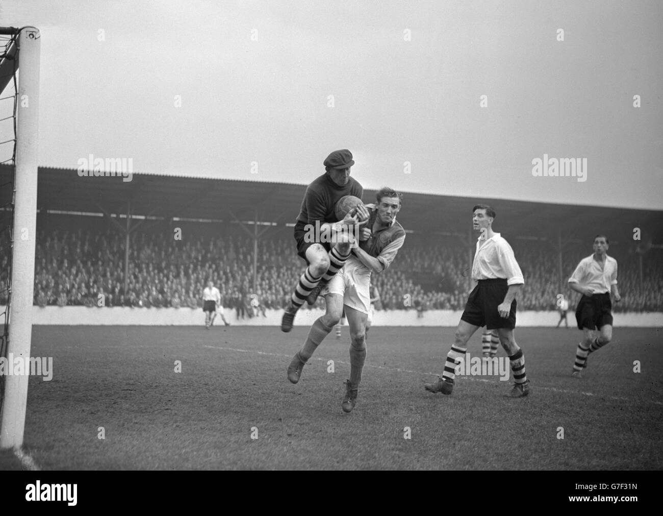 Fußball - League Division Two - West Ham United / Rotherham United - Upton Park. Rotherham United Torwart John Quairney rettet vor Jim Barrett von West Ham United. Das Spiel endete mit West Ham United 2, Rotherham United 4. Stockfoto