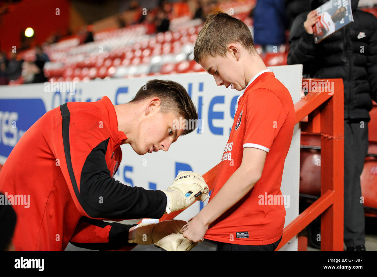 Charlton Athletic Torwart Nick Pope unterzeichnet ein Autogramm für einen Junger Fan Stockfoto