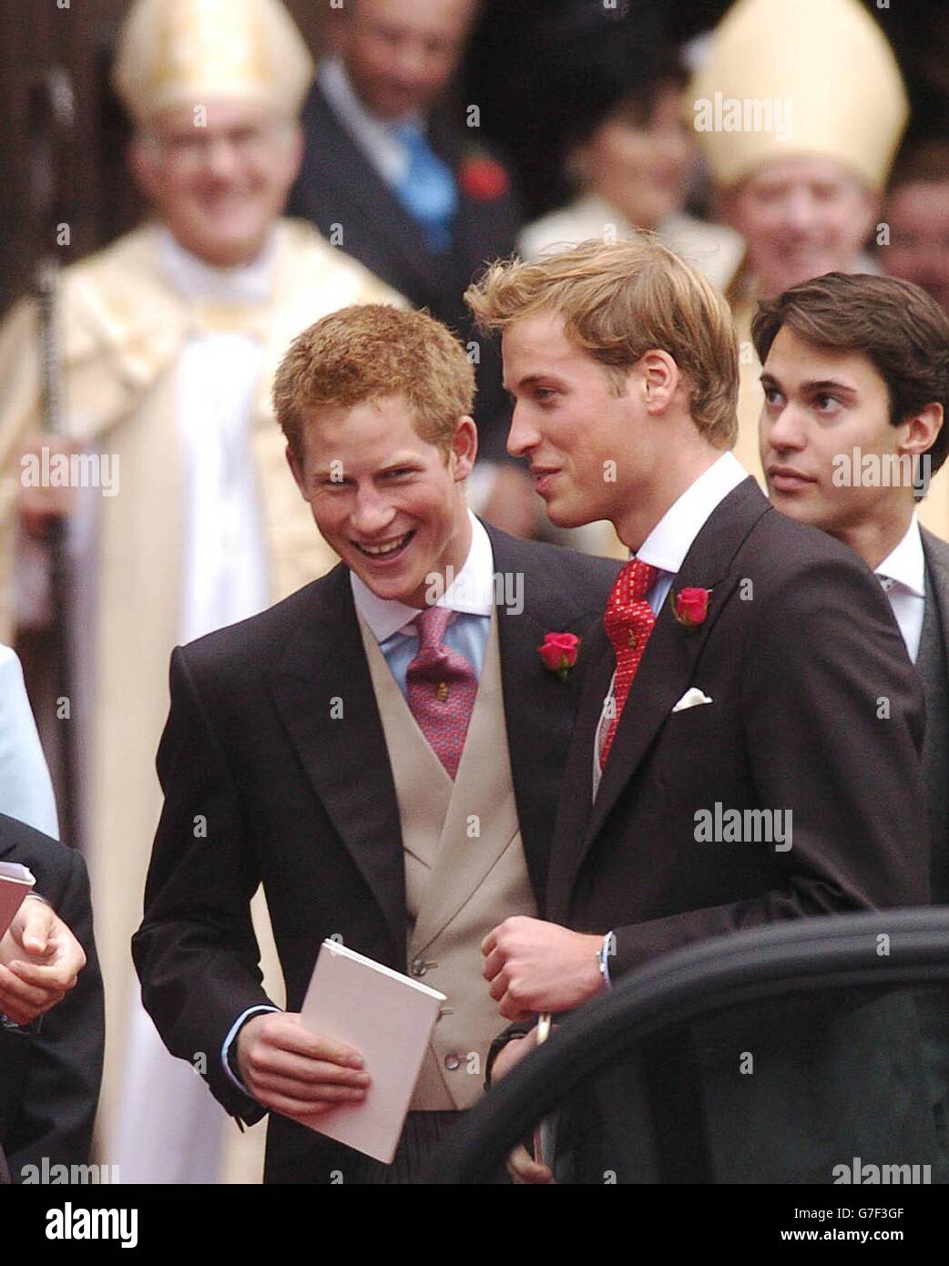 Prinz William, Prinz Harry und (r) William Van Cutsem, als sie die Hochzeit von Lady Tamara Grosvenor zu Edward van Cutsem in Chester Cathedral verlassen. Prinz William fungierte als Einläger bei dem üppigen Service, an dem 650 Gäste teilnahmen, darunter die Königin und der Herzog von Edinburgh. Die Hochzeit bringt zwei der reichsten Familien Großbritanniens zusammen. Lady Tamara Grosvenor, 24, ist die älteste Tochter des Herzogs von Westminster, des reichsten Mannes Großbritanniens, dessen Landbesitz, einschließlich Teile von Mayfair und Belgravia, ihm ein persönliches Vermögen von schätzungsweise 4 Milliarden gibt. Stockfoto
