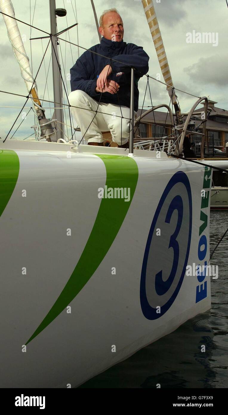 Weltumsegler Mike Golding an Bord seines Schiffes Ecoverter, das sich in Les Sables d'Olonne, Frankreich befindet, um im Vendee Globe, einer einhändigen, ununterbrochenem Umrundung des Planeten, der morgen beginnt, zu konkurrieren. Golding wurde 2001 in der letzten Veranstaltung 7., nachdem er am Start zerlegt und acht Tage nach der Flotte wieder ins Rennen gegangen war. In diesem Jahr ist er der Rennfavorit. Stockfoto