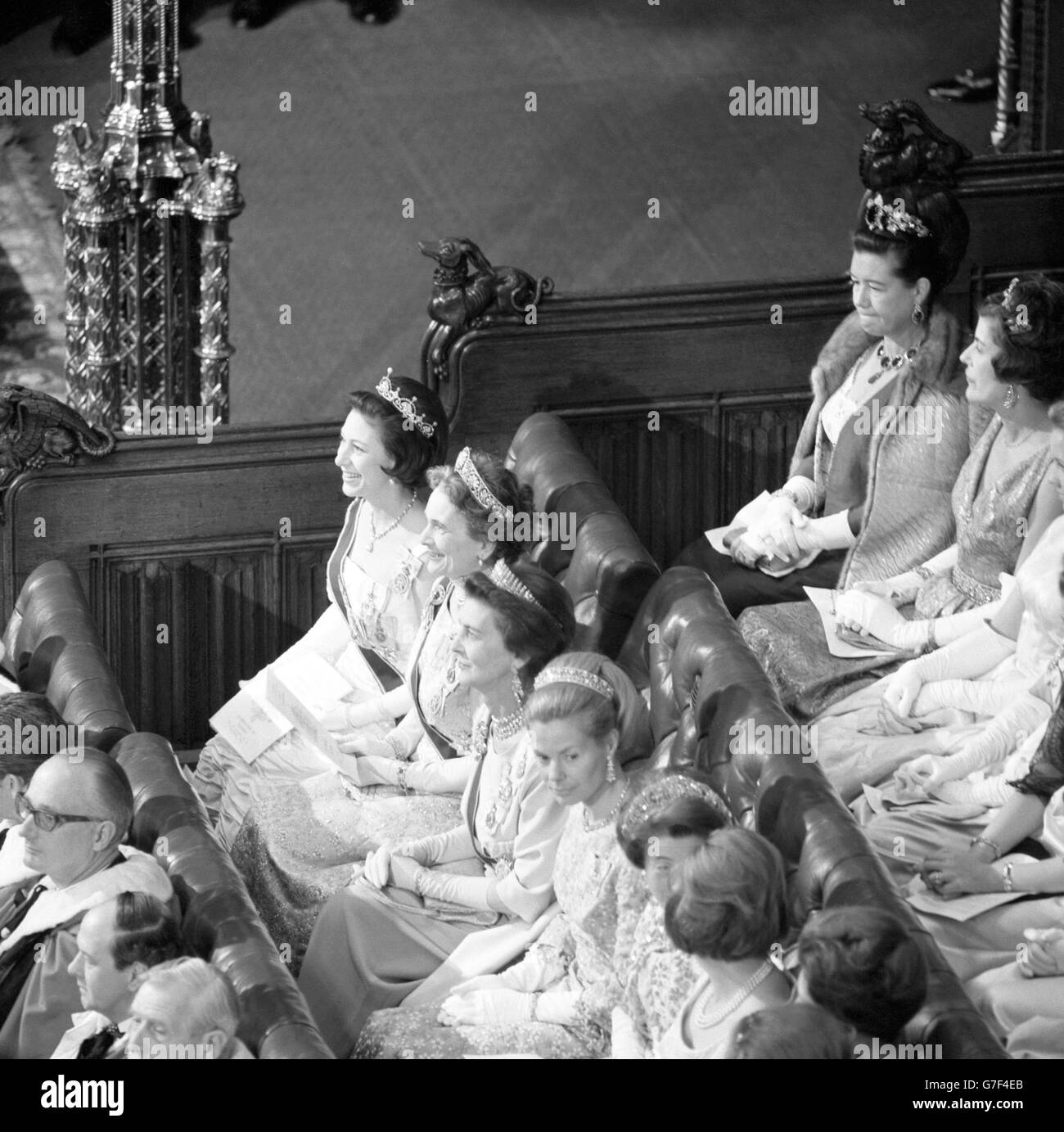 Mitglieder der königlichen Familie im Oberhaus, als sie an der feierlichen Eröffnung des Parlaments durch die Königin teilnahmen. Von oben nach unten sind: Prinzessin Margaret, Alice, Herzogin von Gloucester, Prinzessin Marina von Kent, Herzogin von Kent. Stockfoto