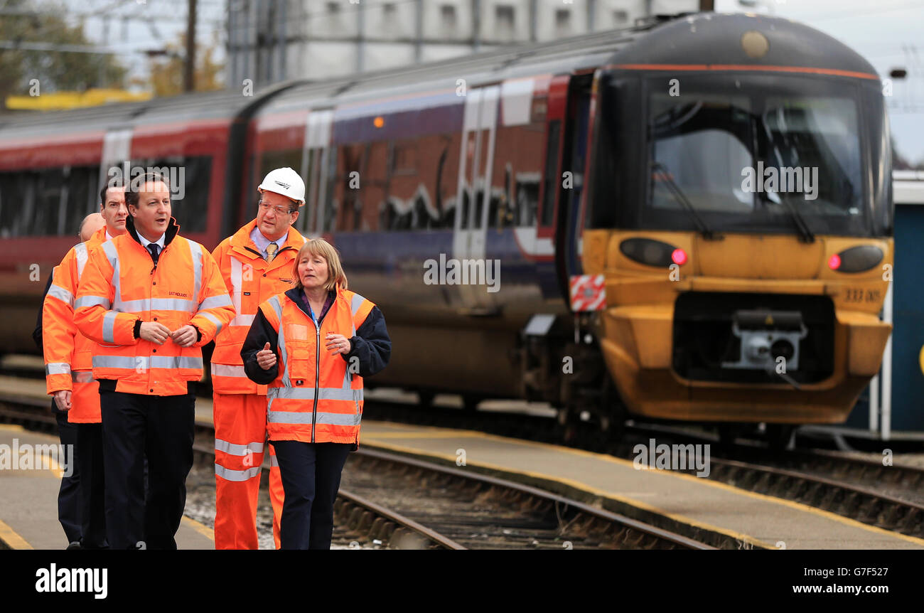 Bundeskanzler George Osborne und Premierminister David Cameron mit Depot-Manager Linda Wain und Engineering Director of East Midlands Züge Tim Sayer (zweite rechts), während sie Neville Hill Traincare Depot vor ihren Reden auf HS2 besuchen. Stockfoto
