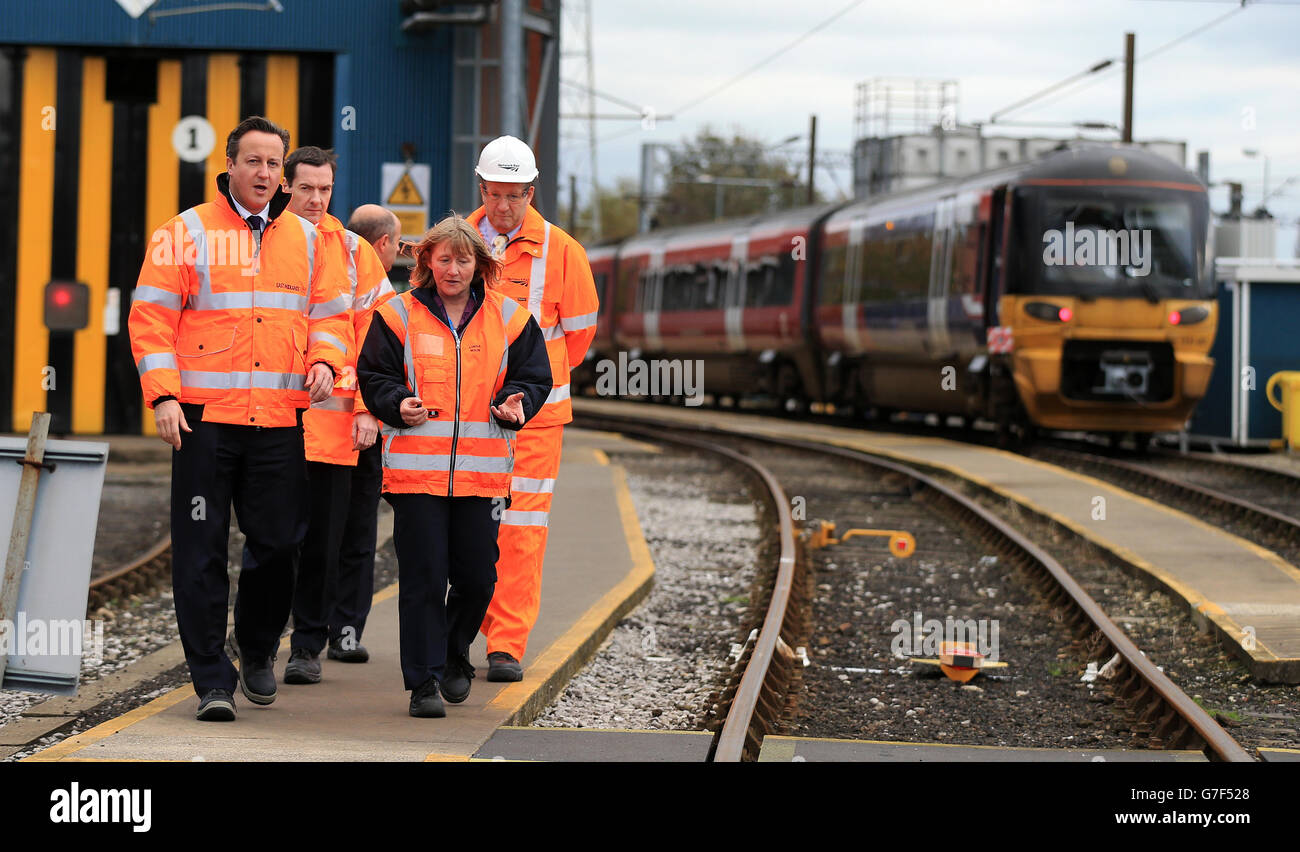 Bundeskanzler George Osborne und Premierminister David Cameron mit Depot-Managerin Linda Wain und Engineering Director of East Midlands schult Tim Sayer (hinten, rechts), während sie das Neville Hill Traincare Depot besuchen, bevor sie ihre Reden auf HS2 halten. Stockfoto