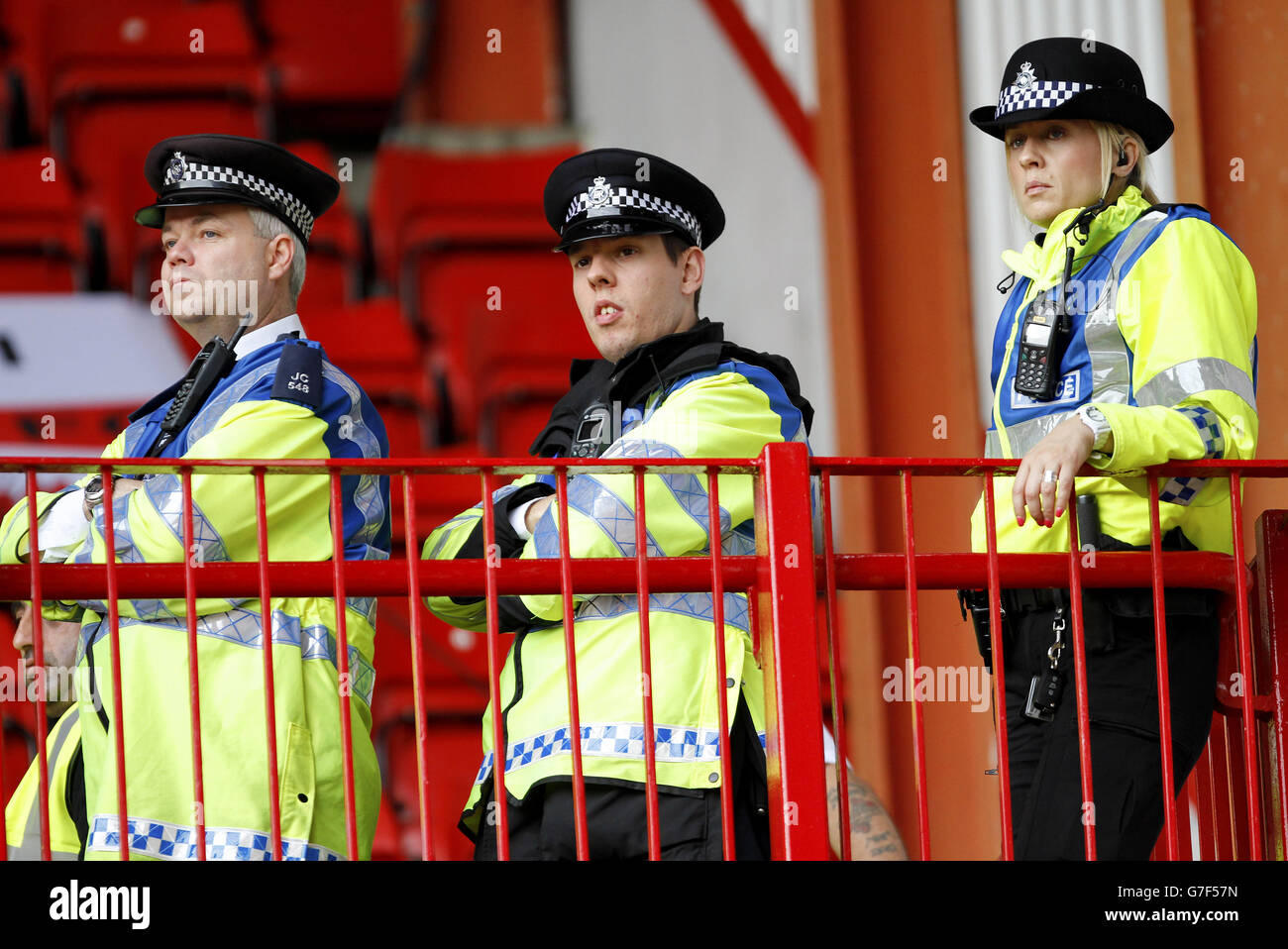 Soccer - Sky Bet League One - Sheffield United / Leyton Orient - Bramall Lane. Die Polizei wacht über die Fans in der Bramall Lane Stockfoto