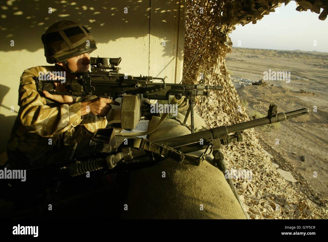 NUR FÜR ÜBERSEE: Trooper Jason Dixon, der eine Minimi leichte Maschinenpistole von Bravo Company, der Black Watch Battle-Gruppe, in der Foward-Einsatzbasis 'Springfield' am Ostufer des Euphlat-Flusses, 25 Meilen südlich von Bagdad, anführt. Ein Soldat der Black Watch wurde heute bei einem Mörserangriff auf den Stützpunkt Camp Dogwood verletzt, bestätigte das Verteidigungsministerium heute. Der Mod sagte, dass die Verletzungen nicht als lebensbedrohlich empfunden wurden. „früher heute ist ein Mörser im Gelände gelandet, um einen Soldaten zu verletzen“, sagte ein Sprecher. „Wir glauben nicht, dass der Soldat lebensbedrohliche Verletzungen hat.“ Stockfoto