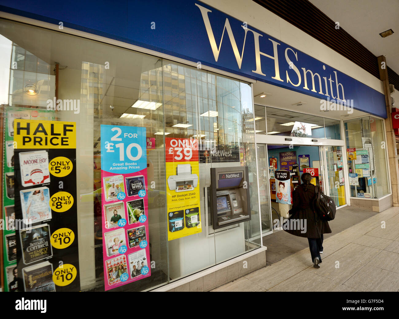 Der Haupteingang des W H Smith Stores in Holborn in London. Stockfoto