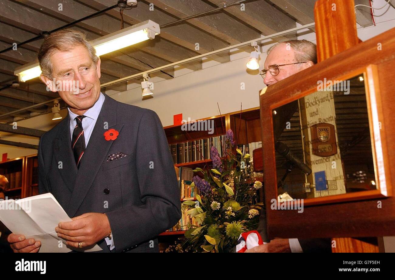 Der Prinz von Wales mit einer Tafel, die er im neuen Gebäude der Royal Dockyard Library in Chatham, Kent, enthüllte. Stockfoto