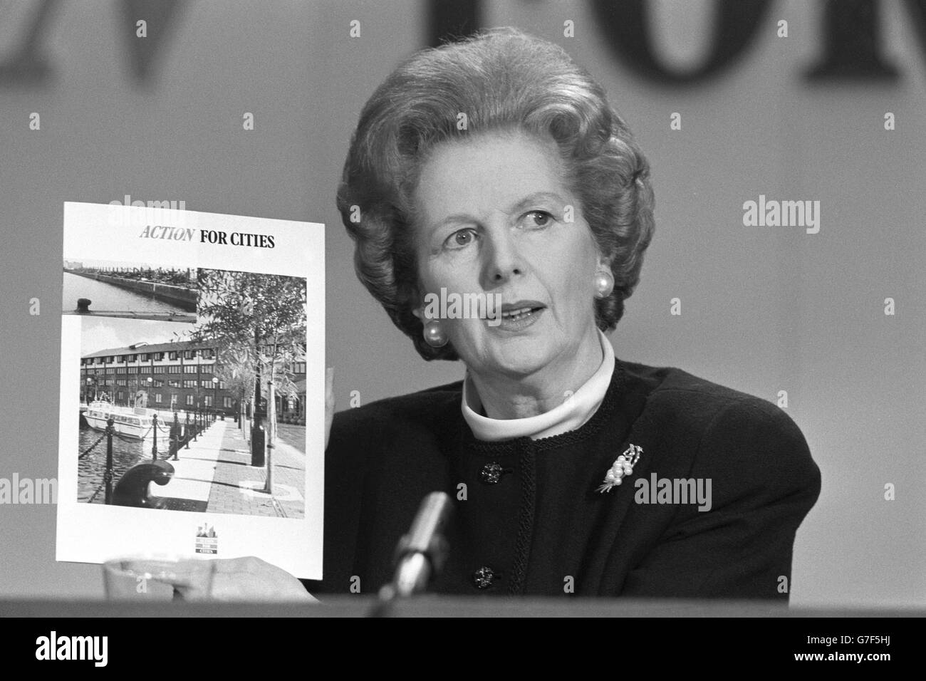 Premierministerin Margaret Thatcher hält das Regierungsheft Action for Cities auf einer Londoner Pressekonferenz vor, in der große Sanierungspläne für die Innenstädte angekündigt wurden. Stockfoto