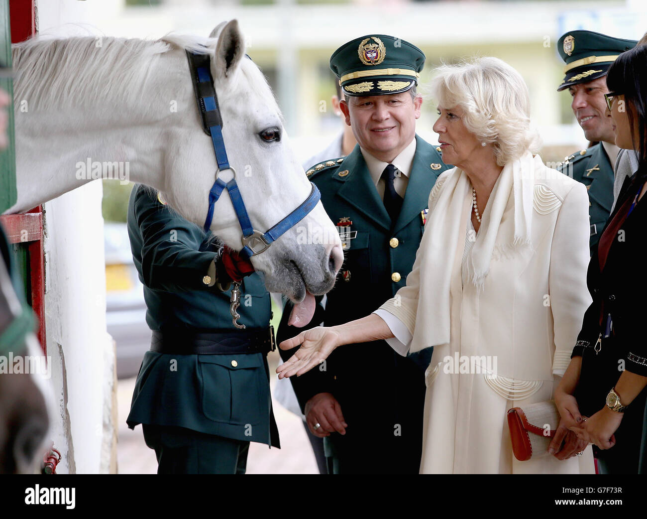 Die Herzogin von Cornwall trifft auf Pferde, als sie die Escuela de Caballeria del Ejercito (Militärakademie) in Bogota, Kolumbien, im Rahmen ihrer Reise in das südamerikanische Land besucht. Stockfoto