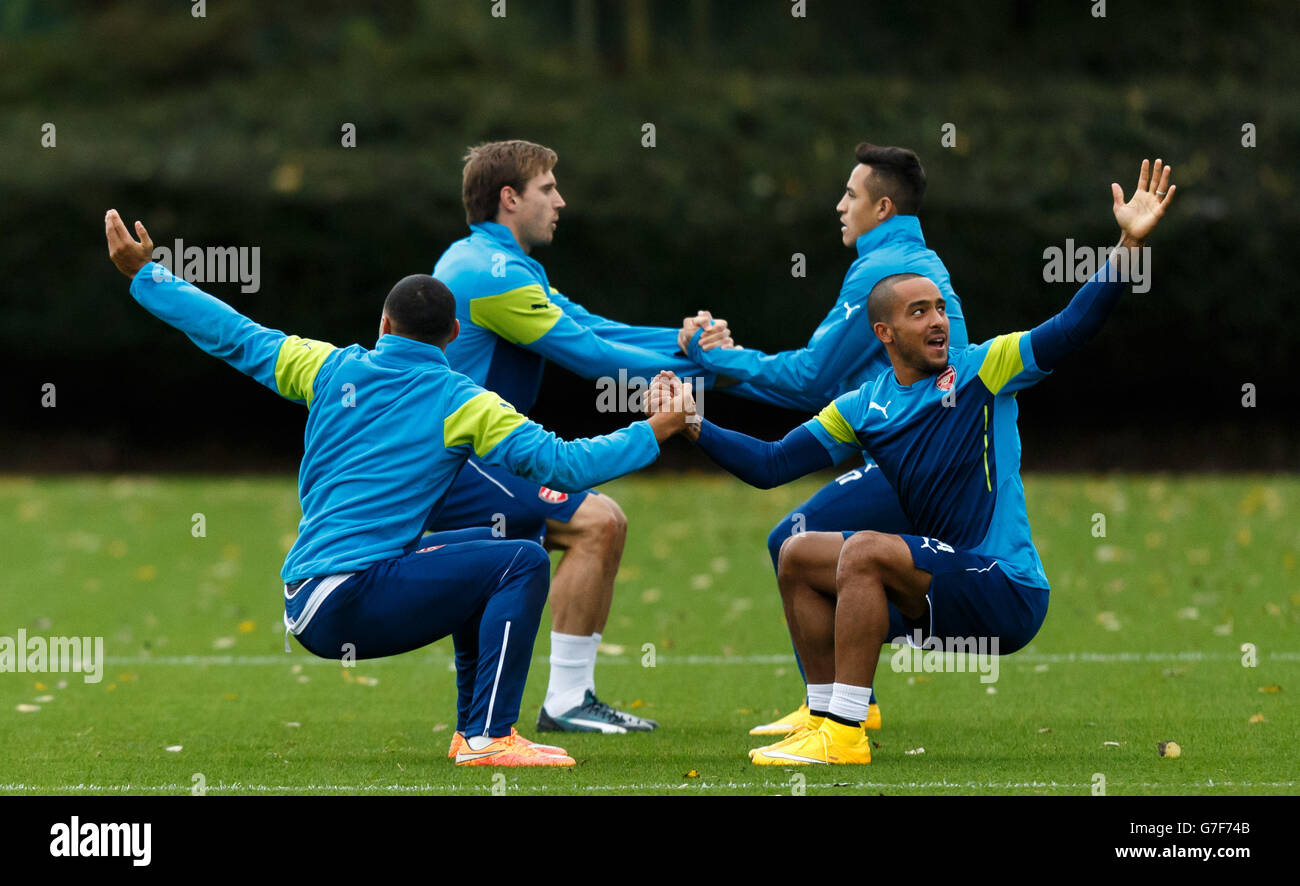 Theo Walcott von Arsenal (rechts) und Alex Oxlade-Chamberlain (links) während eines Trainings in London Colney. Stockfoto