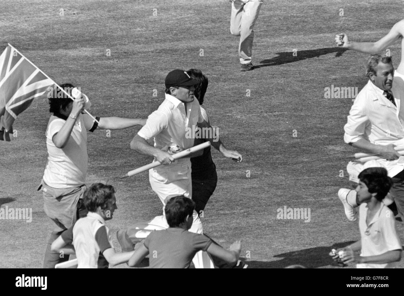 Union Jack winkende Fans umgeben Geoff Boykott, um ihn zurück zum Pavillon mit einem Souvenir-Stumpf in der Hand zu begleiten, nach Englands Sieg über die australischen Besucher beim vierten Cornhill Test Spiel in Edgbaston, Birmingham. Stockfoto