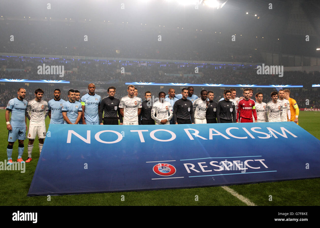 Die Spieler von Manchester City und CSKA Moscow stehen hinter einem „No to Racism“-Brett vor dem Spiel Stockfoto