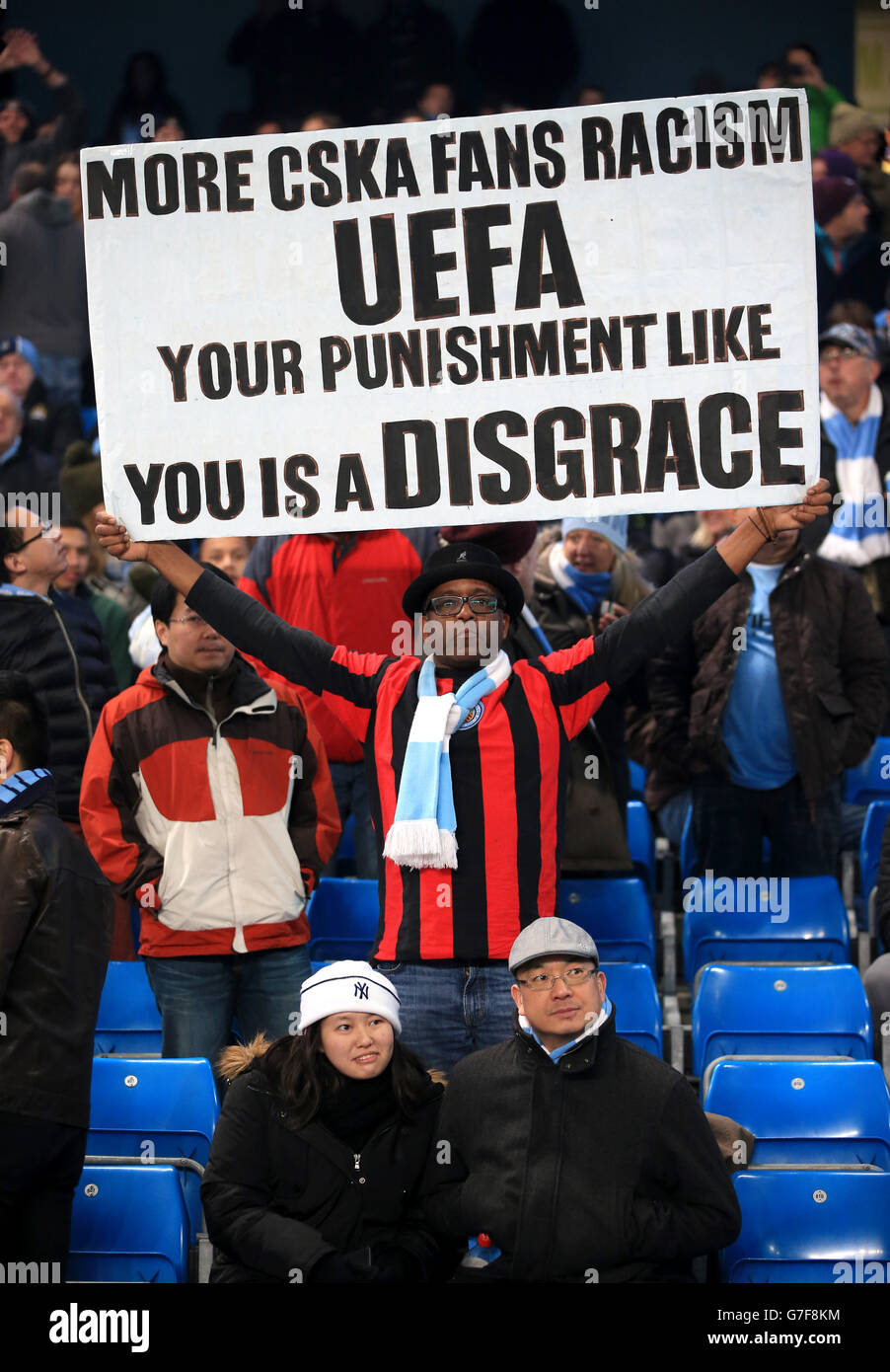 Ein Fan von Manchester City hält ein Banner, das den Umgang der UEFA kritisiert Der CSKA Moskau Fans Stockfoto