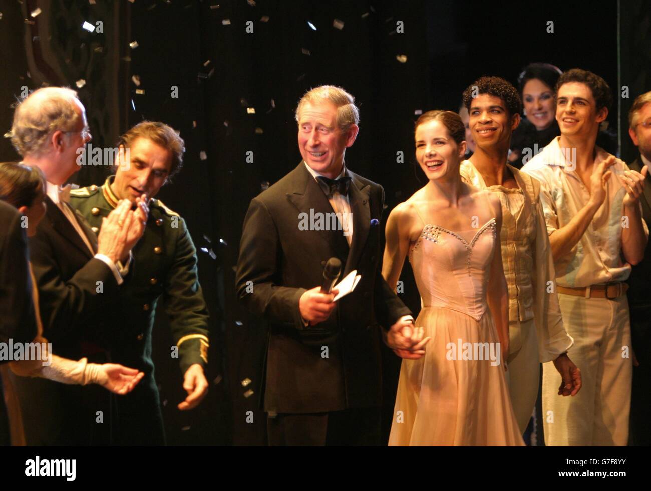 Der Prinz von Wales trifft Darcey Bussell auf die Bühne für den Vorhang bei der glitzernden Winter-Gala im Royal Opera House, London. Während einer improvisierten Rede auf der Bühne machte Charles den Aufsehen, der nach der Enthüllung seines umstrittenen Memos ausbrach, und sagte dem vollen Auditorium: „Ich wollte Ihnen allen nur sagen, dass ich glaube, wir haben heute Abend ein wunderbar altmodisches Vergnügen gehabt.“ Die Spendenaktion in Covent Garden, London, beinhaltete Aufführungen von Darcey Bussell, dem Haupttänzer des Royal Ballet, und Künstlern des Royal Opera House. Stockfoto
