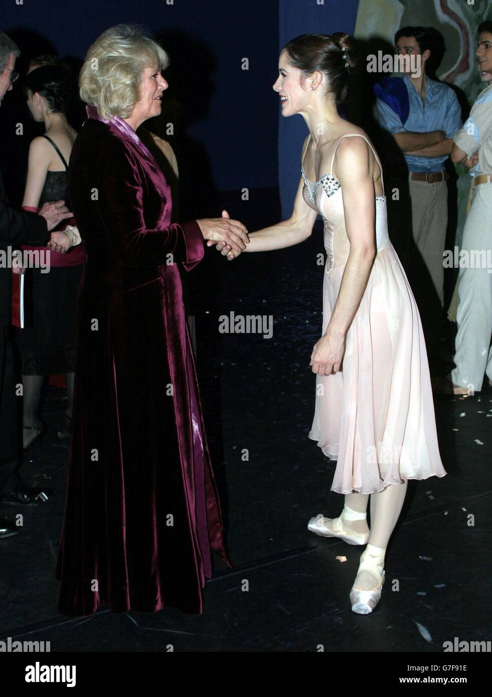 Camilla Parker-Bowles trifft Darcey Bussell nach der glitzernden Wintergala im Royal Opera House in London. Während einer improvisierten Rede auf der Bühne machte der Prinz von Wales den Aufsehen, der nach der Enthüllung seines umstrittenen Memos ausbrach, und sagte dem vollen Auditorium: "Ich wollte Ihnen allen nur sagen, dass ich glaube, wir haben heute Abend ein wunderbar altmodisches Vergnügen gehabt." Die Spendenaktion in Covent Garden, London, beinhaltete Aufführungen von Darcey Bussell, dem Haupttänzer des Royal Ballet, und Künstler des Royal Opera House. Stockfoto