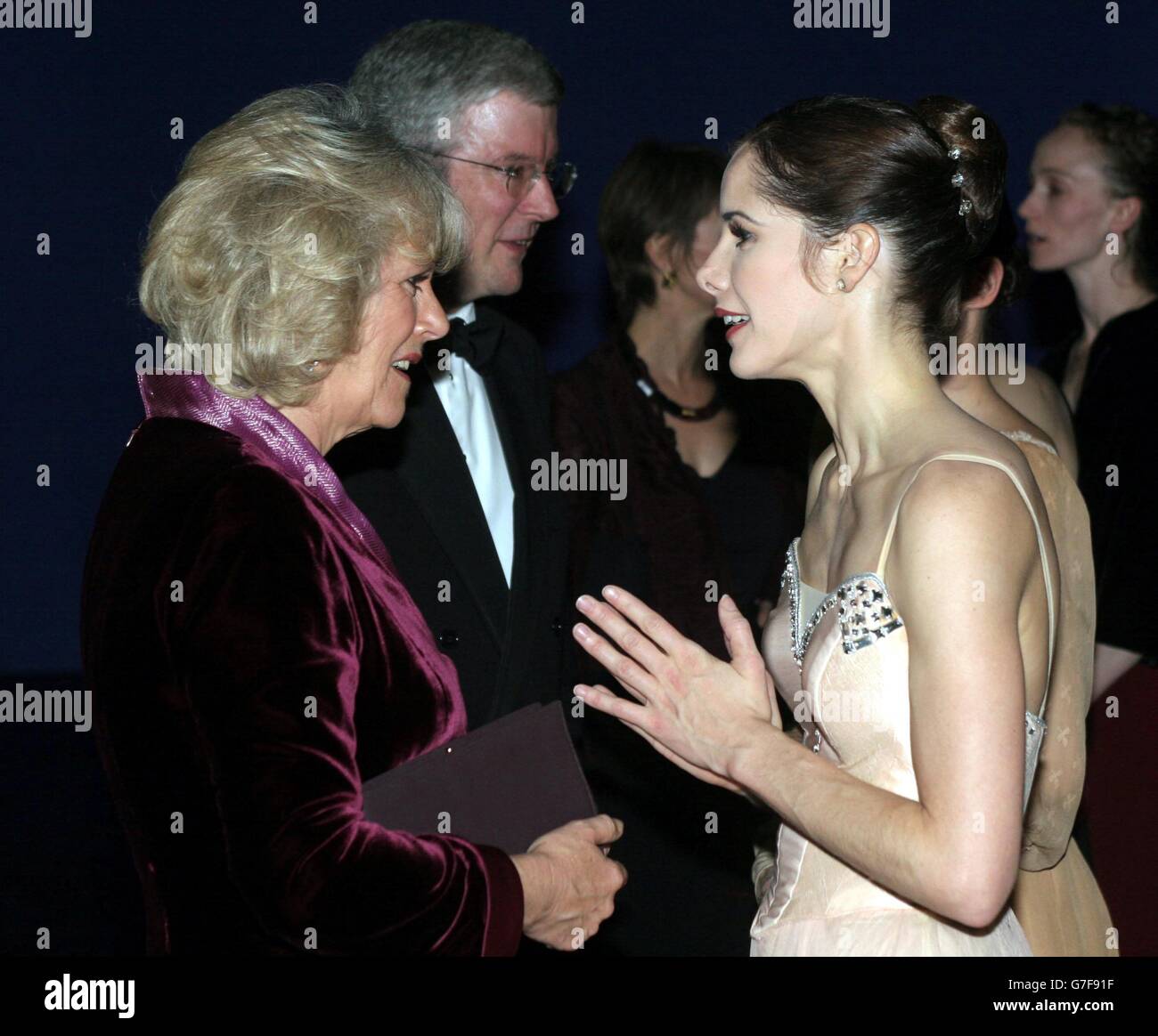 Camilla Parker-Bowles trifft Darcey Bussell nach der glitzernden Wintergala im Royal Opera House in London. Während einer improvisierten Rede auf der Bühne machte der Prinz von Wales den Aufsehen, der nach der Enthüllung seines umstrittenen Memos ausbrach, und sagte dem vollen Auditorium: "Ich wollte Ihnen allen nur sagen, dass ich glaube, wir haben heute Abend ein wunderbar altmodisches Vergnügen gehabt." Die Spendenaktion in Covent Garden, London, beinhaltete Aufführungen von Darcey Bussell, dem Haupttänzer des Royal Ballet, und Künstler des Royal Opera House. Stockfoto