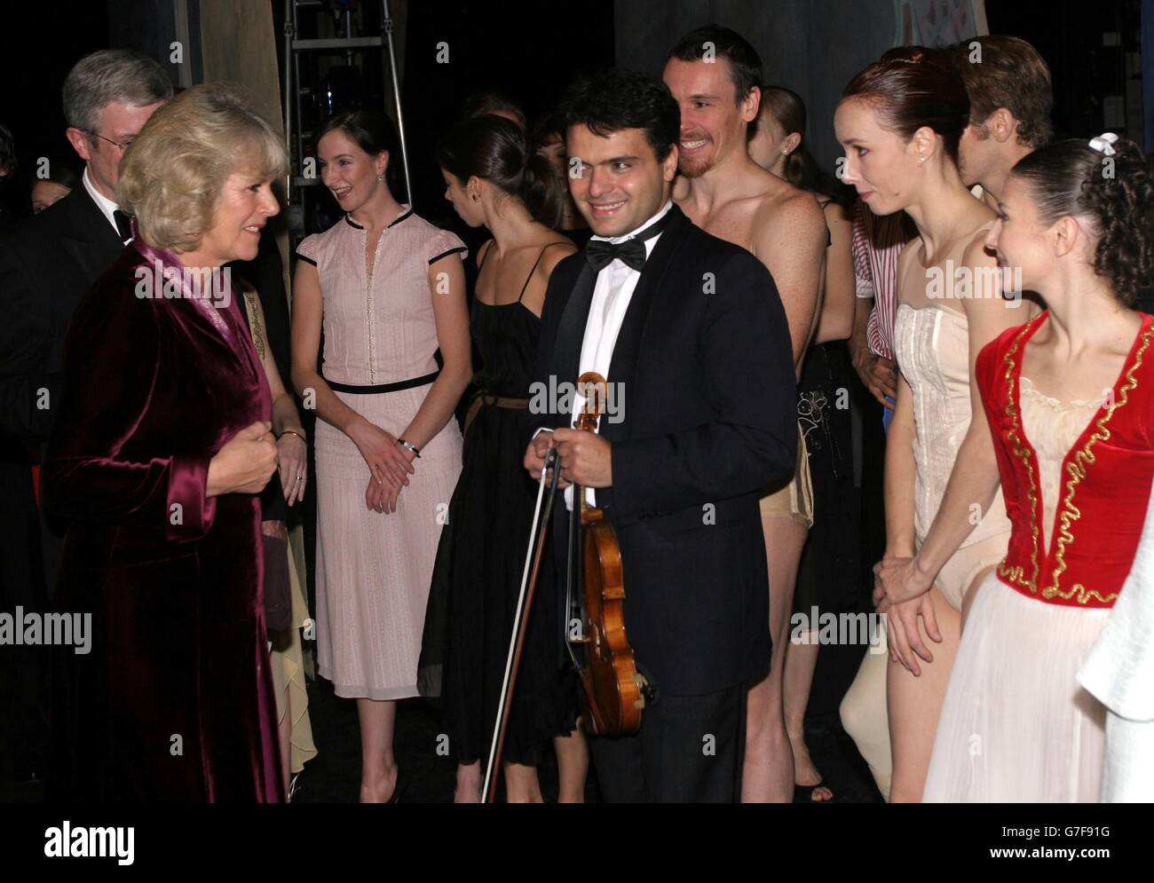 Camilla Parker-Bowles trifft einige der Darsteller nach der glitzernden Wintergala im Royal Opera House, London. Während einer improvisierten Rede auf der Bühne machte der Prinz von Wales den Aufsehen, der nach der Enthüllung seines umstrittenen Memos ausbrach, und sagte dem vollen Auditorium: „Ich wollte Ihnen allen nur sagen, dass ich glaube, wir haben heute Abend eine wunderbar altmodische Behandlung gehabt.“ Die Spendenaktion in Covent Garden, London, beinhaltete Aufführungen von Darcey Bussell, dem Haupttänzer des Royal Ballet, und Künstlern des Royal Opera House. Stockfoto