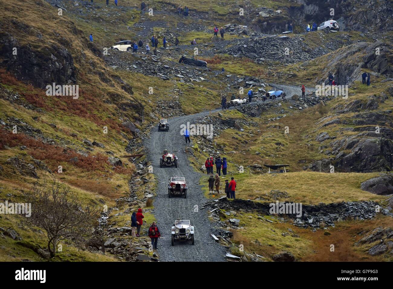 Oldtimer erklimmen den legendären Lakeland-Berg, schlängeln sich über 2,100 Meter auf einer der steilsten Straßen Englands und passieren bei der spektakulären Motorsportveranstaltung die Honister Slate Mine in Cumbria. Stockfoto