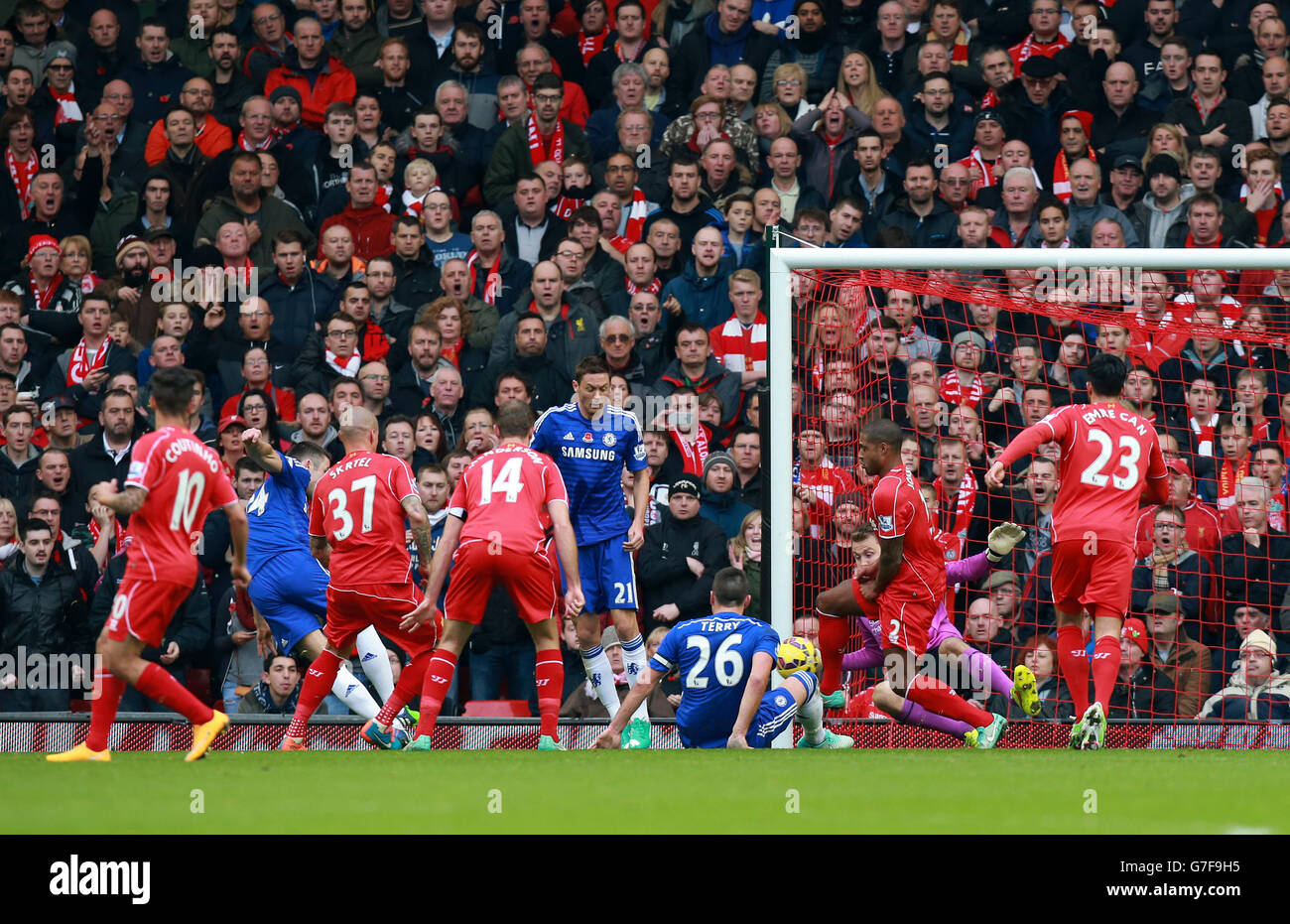 Chelsea's Gary Cahill erzielt das erste Tor des Spiels, um es 1-1 während der Barclays Premier League Spiel in Anfield, Liverpool. DRÜCKEN Sie VERBANDSFOTO. Bilddatum: Samstag, 8. November 2014. Siehe PA Geschichte FUSSBALL Liverpool. Bildnachweis sollte Peter Byrne / PA Wire lesen. . . Stockfoto