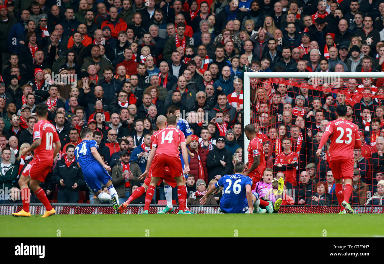 Chelsea's Gary Cahill schießt beim Barclays Premier League-Spiel in Anfield, Liverpool, das erste Tor des Spiels, um es 1-1 zu erreichen. DRÜCKEN SIE VERBANDSFOTO. Bilddatum: Samstag, 8. November 2014. Siehe PA Geschichte FUSSBALL Liverpool. Das Foto sollte Peter Byrne/PA Wire lauten. Maximal 45 Bilder während eines Matches. Keine Videoemulation oder Promotion als „live“. Keine Verwendung in Spielen, Wettbewerben, Werbeartikeln, Wetten oder Einzelclub-/Spielerdiensten. Keine Verwendung mit inoffiziellen Audio-, Video-, Daten-, Spiele- oder Club/League-Logos. Stockfoto