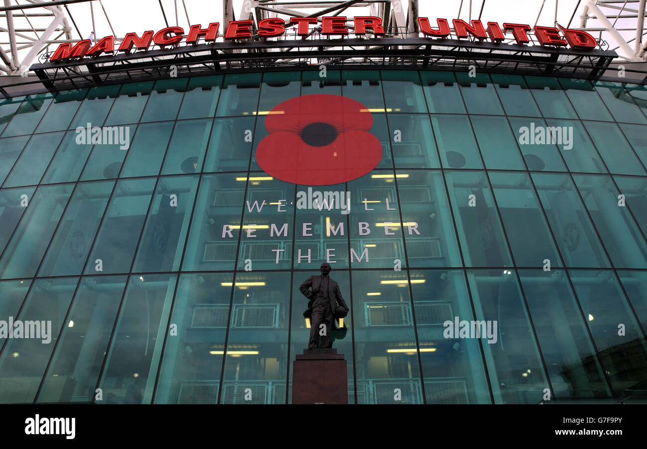 Fußball - Barclays Premier League - Manchester United gegen Crystal Palace - Old Trafford. Giant Poppy zum Remembrance Day im Old Trafford vor dem Spiel der Barclays Premier League im Old Trafford, Manchester. Stockfoto