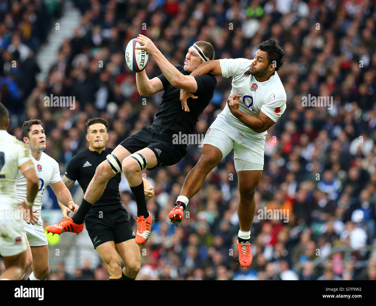 Rugby Union - QBE International 2014 - England / Neuseeland - Twickenham. Der neuseeländische Brodie Retallick (links) wird während der QBE International in Twickenham, London, von Englands Billy Vunipola herausgefordert. Stockfoto