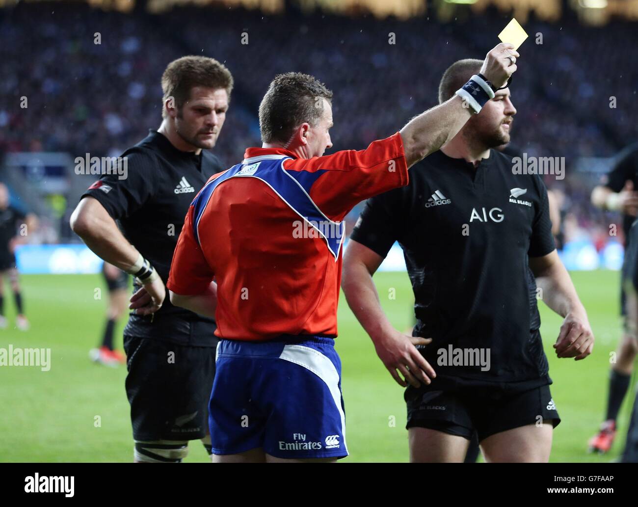 Rugby Union - QBE International 2014 - England / Neuseeland - Twickenham. Der neuseeländische Däne Coles wird die gelbe Karte vom Schiedsrichter Nigel Owens während der QBE International in Twickenham, London, gezeigt. Stockfoto