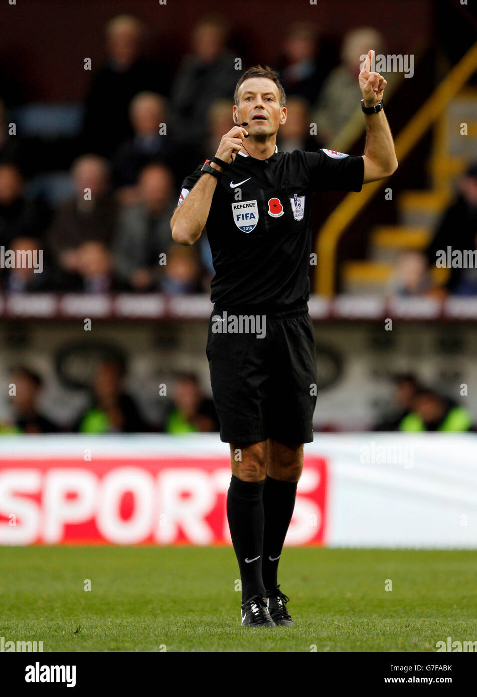 Fußball - Barclays Premier League - Burnley gegen Hull City - Turf Moor. Schiedsrichter Mark Clattenburg beim Spiel der Barclays Premier League in Turf Moor, Burnley. Stockfoto