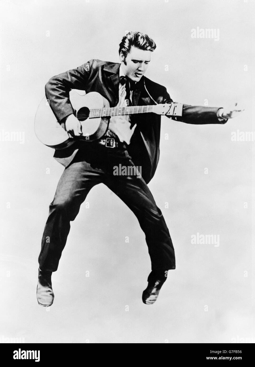 Sänger und Schauspieler Elvis Presley, der vor kurzem seine Einrufprüfung für die amerikanische Armee bestanden hat. Stockfoto