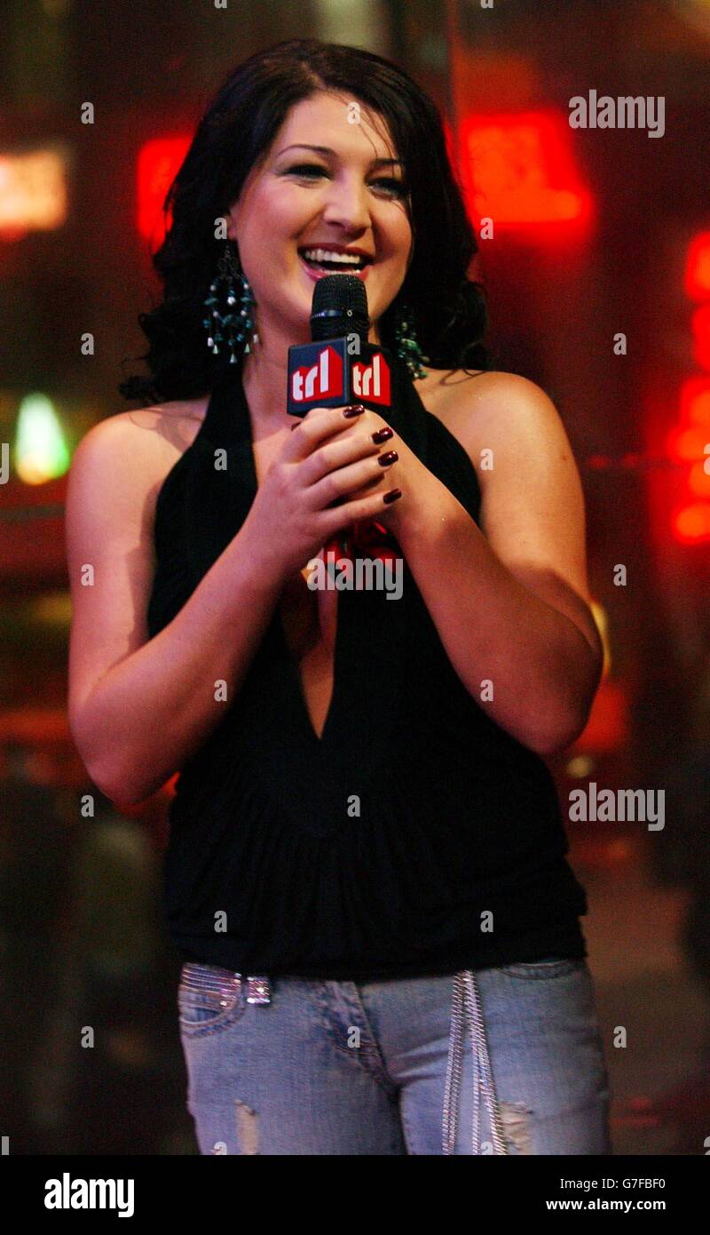 Big Brother 5 Gewinnerin Nadia Almada während ihres Gastauftritts bei MTV's TRL - Total Request Live - Show, in ihren neuen Studios in Leicester Square, Zentral London, um ihre Debüt-Single 'A Little Bit of Action' zu promoten, die am kommenden Montag veröffentlicht wird. Stockfoto