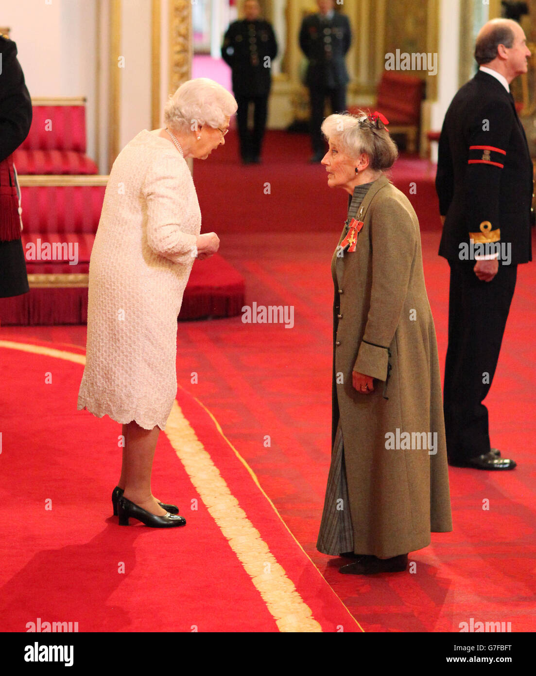 Die Schauspielerin Phyllida Law wird von Königin Elizabeth II. Während einer Investiturfeier im Buckingham Palace im Zentrum von London zur Offizierin des Order of the British Empire (OBE) ernannt. Stockfoto