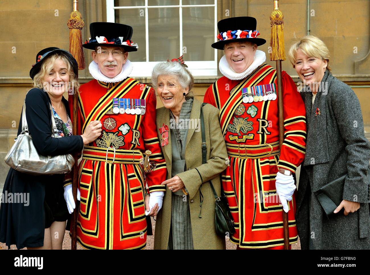 Phyllida Law trägt nach der Investiturzeremonie im Buckingham Palace im Zentrum von London ihren Officer of the Order of the British Empire) Award mit den Töchtern Sophie (links) und Emma Thompson. Stockfoto