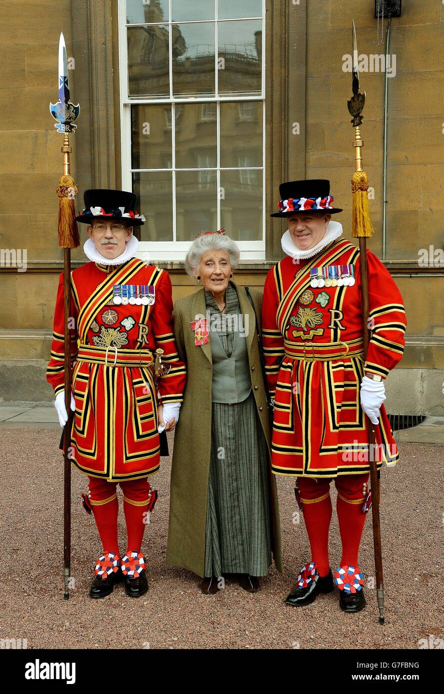 Phyllida Law trägt stolz ihren Officer of the Order of the British Empire) Award nach der Investiturzeremonie im Buckingham Palace im Zentrum von London. Stockfoto