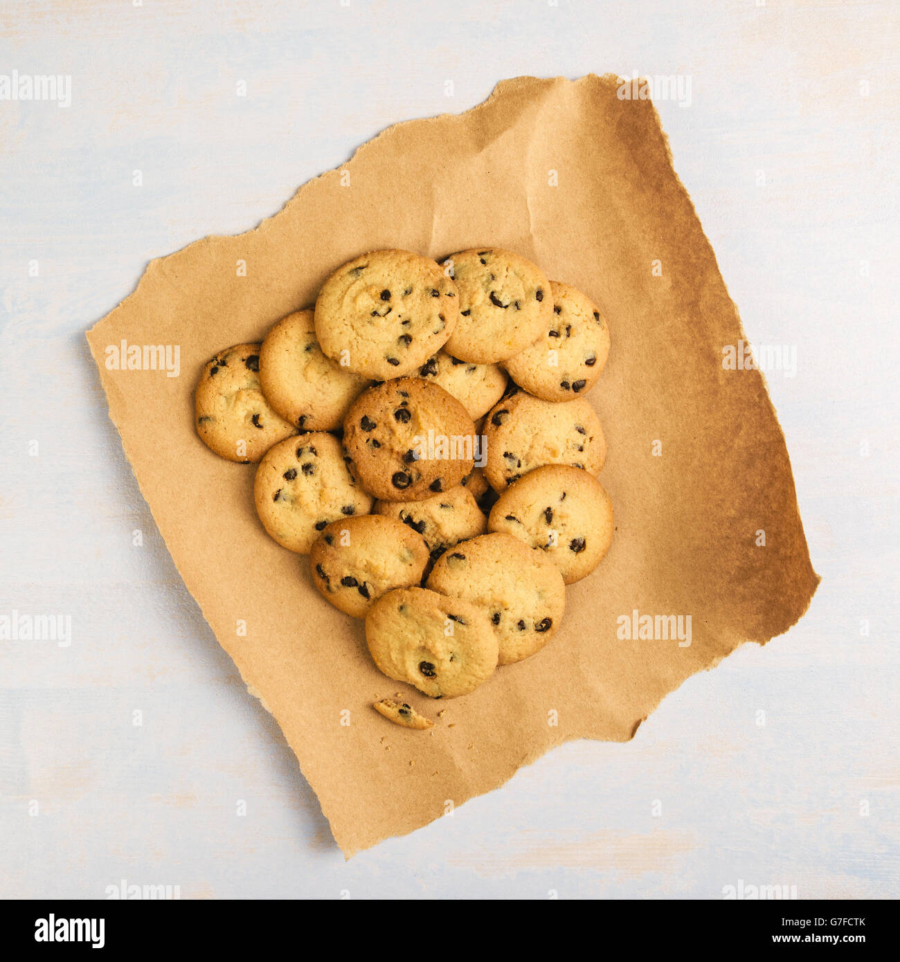 Hausgemachte amerikanische Schokoladenkekse auf rustikalen Holztisch, Ansicht von oben Stockfoto