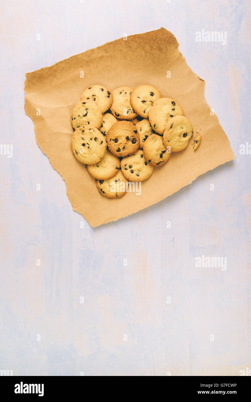 Draufsicht der leckere hausgemachte amerikanische Schokoladenkekse auf rustikalen Holztisch Stockfoto